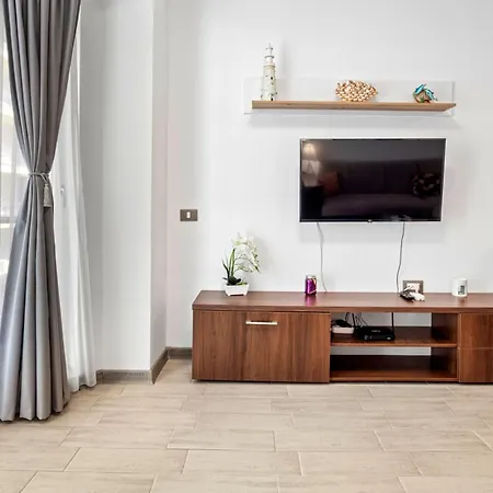 Marina Breeze - Pool & Апартаменты Нэводари