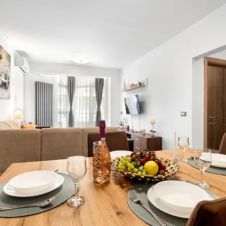 Marina Breeze - Pool & *