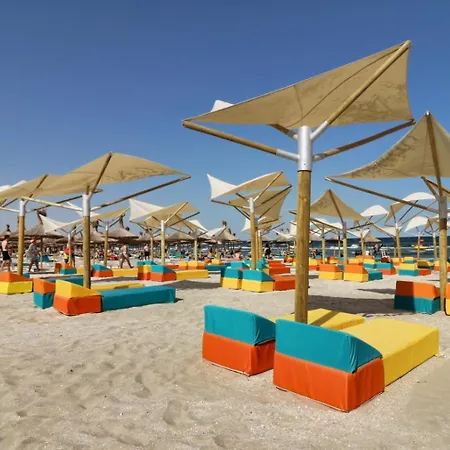 Marina Breeze - Pool & Апартаменты Нэводари