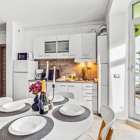 Marina Breeze - Pool & *