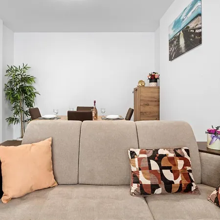 Marina Breeze - Pool &