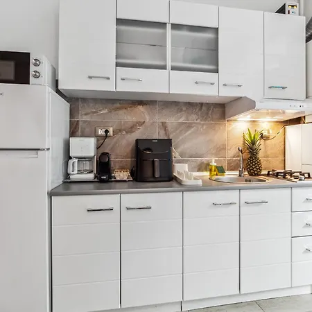 Marina Breeze - Pool & Διαμέρισμα